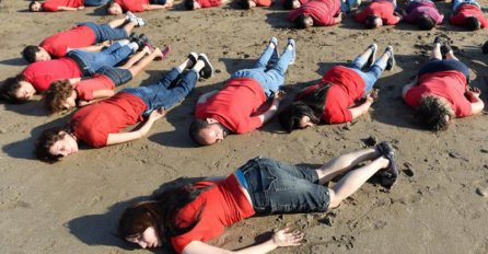 Stanovnici Gaze simboličnim ležanjem na plaži podsjetili na tragičnu smrt sirijskog dječaka Aylana