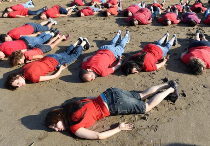 Stanovnici Gaze simboličnim ležanjem na plaži podsjetili na tragičnu smrt sirijskog dječaka Aylana