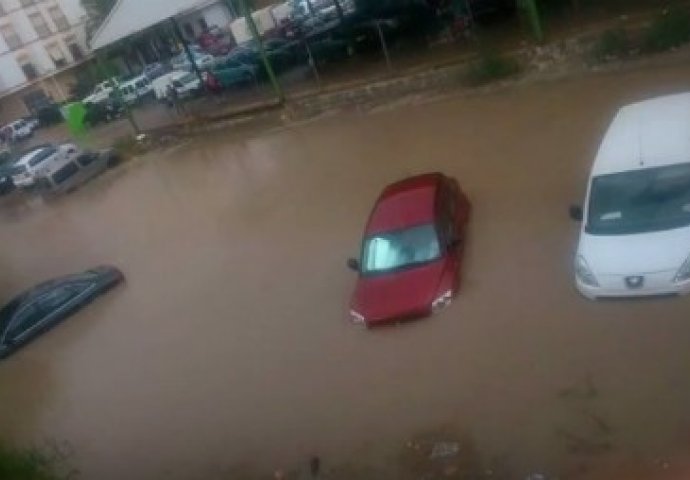 Proglašeno stanje uzbune: Vodena bujica nosi automobile i kamione, nanoseći ogromne štete