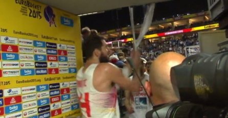 Skandal na Eurobasketu: Crnogorac Mirotić rasparao srpsku zastavu!