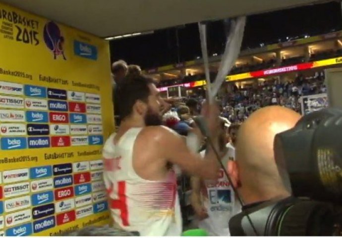 Skandal na Eurobasketu: Crnogorac Mirotić rasparao srpsku zastavu!