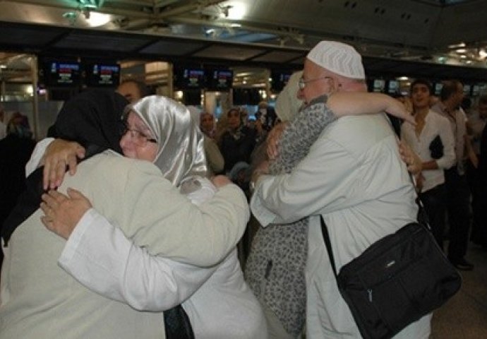 Suze radosnice na oproštaju: Prva grupa  budućih hadžija otputovala iz Sarajeva