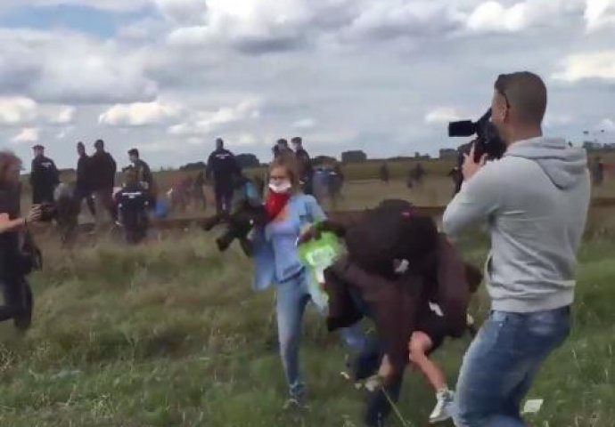Snimateljica koja je udarala izbjeglice i podmetnula nogu majci s djetetom, dobila zasluženu kaznu