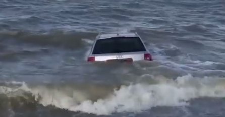 (VIDEO) Na plaži parkirao Audi A6, a onda gledao kako završava u moru