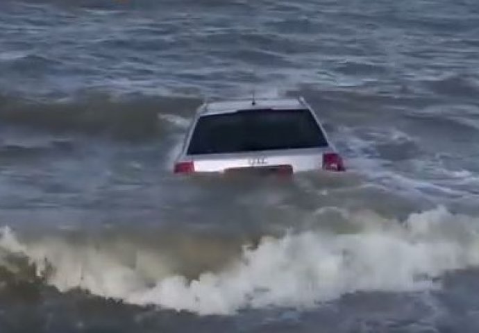 (VIDEO) Na plaži parkirao Audi A6, a onda gledao kako završava u moru