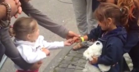 Učite od djece: Djevojčica srela izbjeglicu i svojim postupkom rastopila svijet! 