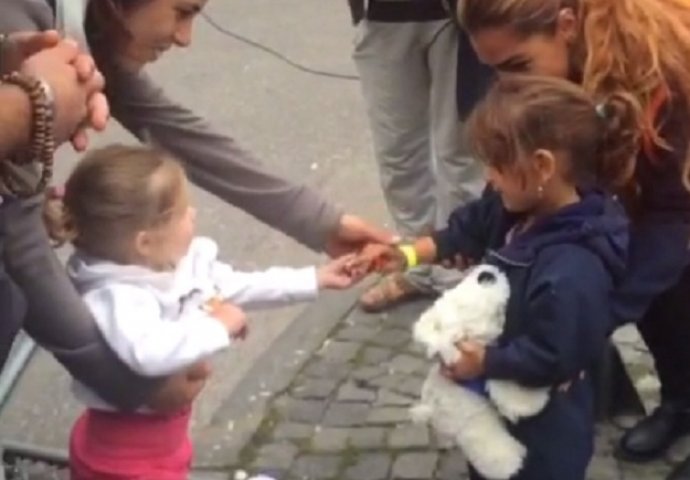 Učite od djece: Djevojčica srela izbjeglicu i svojim postupkom rastopila svijet! 