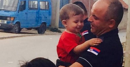 OVU SLIKU  SRPSKOG POLICAJCA DIJELI CIJELA EVROPA:  Tuku ih i sapliću svuda, a oni ih dočekuju srcem i osmijehom