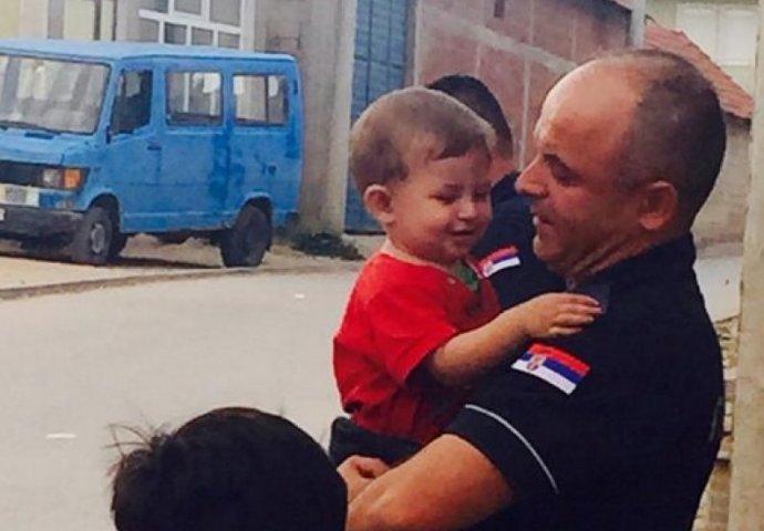 Ovaj srbijanski policajac je ustvari Albanac i zato pomaže sirijskim izbjeglicama?
