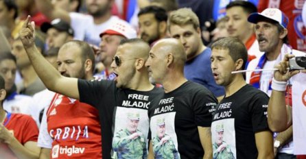 Skandalozna situacija na Eurobasketu: Za Srbiju navijali u majicama s likom Ratka Mladića!