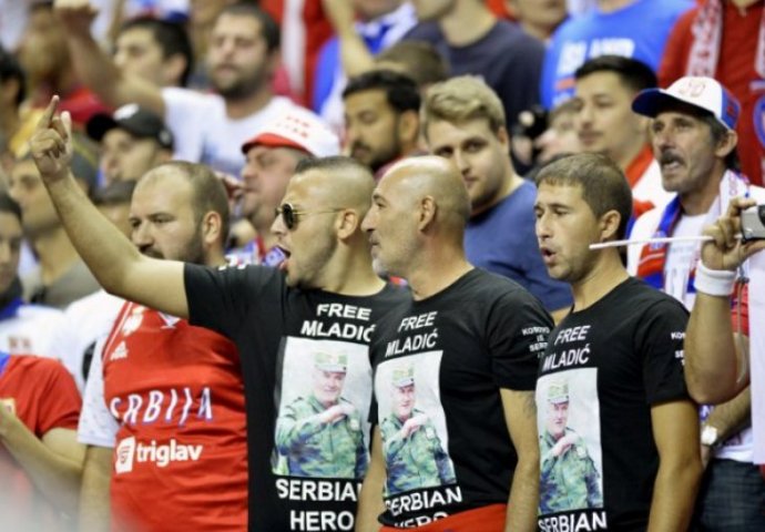 SRAMOTA: Navijači Srbije u majicama Ratka Mladića na Eurobasketu!