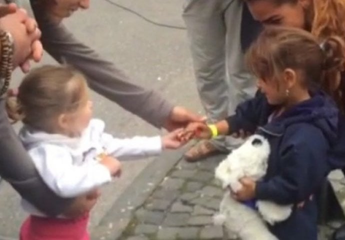 Izuzetno dirljiv susret mlade Njemice i djevojčice iz Sirije raznježio i najtvrđa srca (VIDEO)