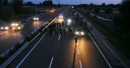 Automobilom uletio u grupu izbjeglica, dvoje teško povrijeđeno