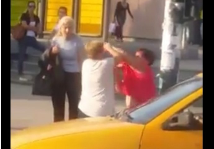 (VIDEO) Sarajevo: Nije stala na zelenom, a onda su se i fizički obračunale