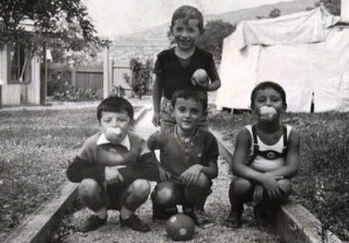 EKIPA JE TU, A OVAJ DEČKO ŠTO STOJI - Danas jedna od najvećih balkanskih zvijezda (FOTO)