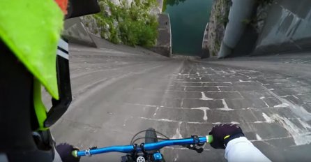 (VIDEO) Hrabrost ili ludost? Biciklist se spustio niz strmoglavi spust brane direktno u vodu!