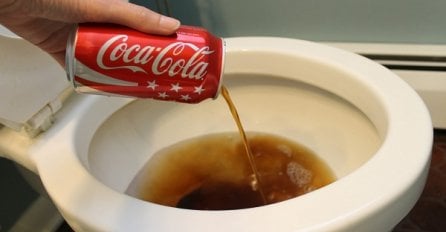 Istresla je Coca-Colu u WC šolju: Rezultat će vas oduševiti (VIDEO)