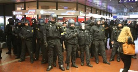 (VIDEO) Kamenje na vozove, na policiju biber-sprejom: Ne želimo naciste, ne želimo huligane i ne želimo rasiste!