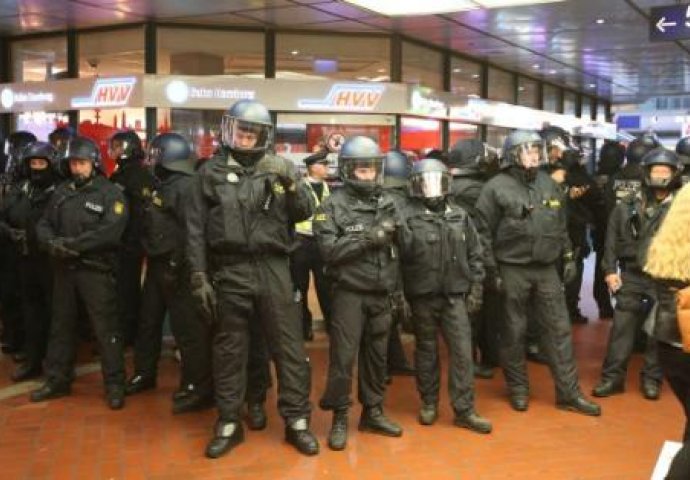 (VIDEO) Kamenje na vozove, na policiju biber-sprejom: Ne želimo naciste, ne želimo huligane i ne želimo rasiste!