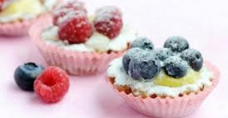 UKUSNO I BRZO: Tortice s marcipanom i borovnicama