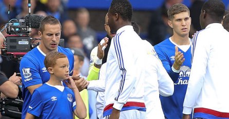 (VIDEO) Bravo za ovaj engleski klub: Uprava pozvala djecu izbjeglice da budu pratnja igračima na terenu