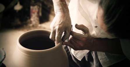 Krenuo je da oblikuje vaznu, a ono što je uradio je zapanjujuće! (VIDEO) 