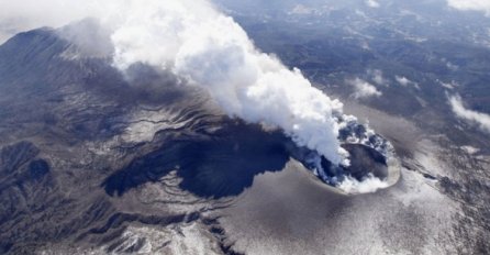 Eruptirao najveći vulkan u Japanu, izbacio crni dim 2 km u zrak (VIDEO) 