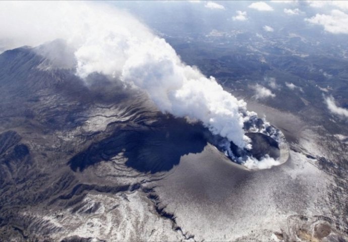 Eruptirao najveći vulkan u Japanu, izbacio crni dim 2 km u zrak (VIDEO) 