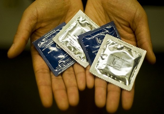 Svaki petak  jedan muškarac dolazi u apoteku da kupi kondome pa sam odlučila da ga iznenadim!