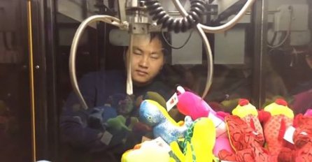 (VIDEO) U automatu za igračke je napokon ulovio jednu, a onda opet razočarenje!