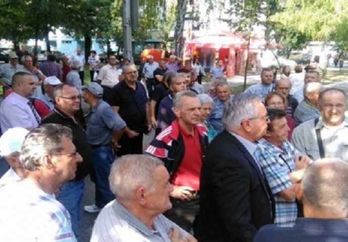 Protest ispred zgrade NSRS zbog zakona koji je predložio predsjednik RS-a