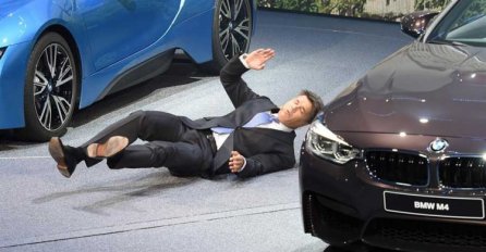 (VIDEO) Direktor BMW-a srušio se na pozornici dok je predstavljao dva nova modela