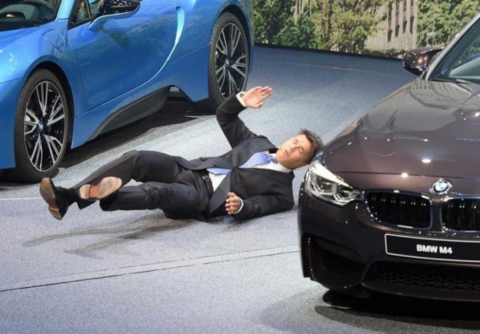 (VIDEO) Direktor BMW-a srušio se na pozornici dok je predstavljao dva nova modela