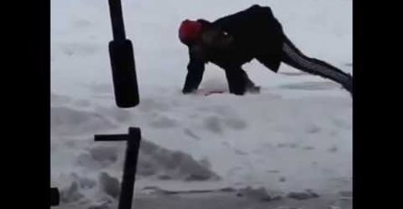 Krenuo je da čisti snijeg, a ono što se zatim desilo natjerat će vas na smijeh do suza 