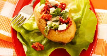 JEDNOSTAVAN I UKUSAN OBROK: Zapečene košarice od krompira i kobasica