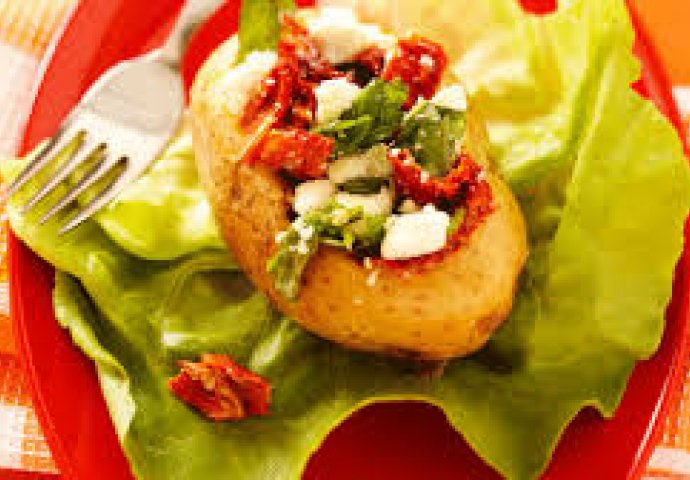 JEDNOSTAVAN I UKUSAN OBROK: Zapečene košarice od krompira i kobasica