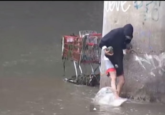 Vjerovali ili ne, ovaj tip uspješno lovi ribe običnim kamenjem! (VIDEO)