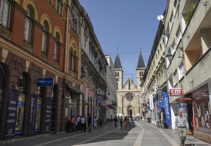 Uklonjene ljetne bašte i tende iz četiri ulice u Starom Gradu, na terenu i policija