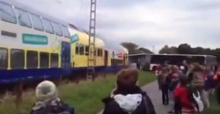 (VIDEO) Voz se zabio u školski autobus, a učenike je samo minuta dijelila od sigurne smrti