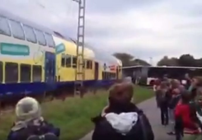 (VIDEO) Voz se zabio u školski autobus, a učenike je samo minuta dijelila od sigurne smrti