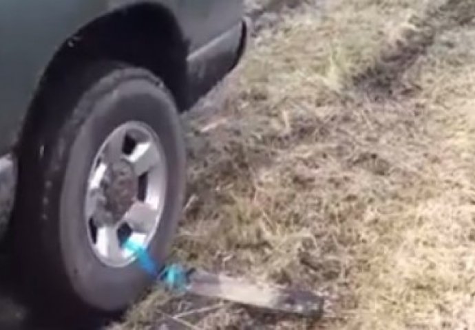 (VIDEO) Evo kako izvući automobil ako se zaglavite u blatu!