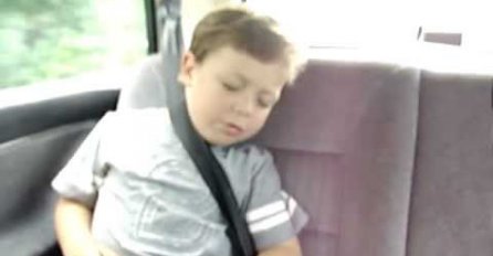 Roditelji su odlučili probuditi dječaka poznatom pjesmom, a njegova reakcija je nevjerovatna!