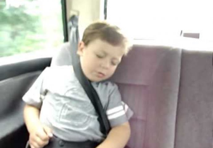 Roditelji su odlučili probuditi dječaka poznatom pjesmom, a njegova reakcija je nevjerovatna!