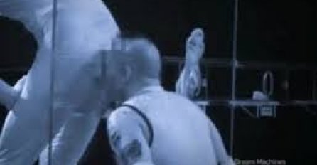 Njemu se smučio život! Ne znajući šta je u pitanju, morao je pomirisati tuđu stražnjicu! (VIDEO)