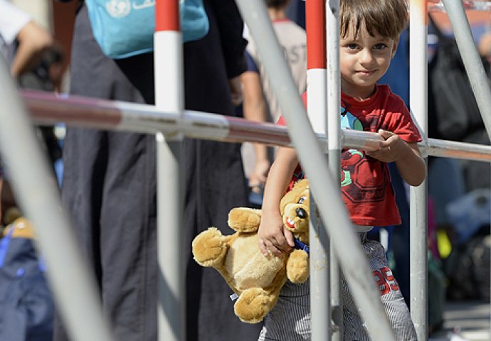 Izbjeglicama u pritvoru naplaćuju smještaj i hranu