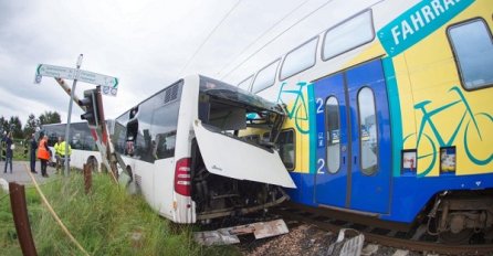 Školski autobus sa 60 učenika zaglavio na željezničkoj pruzi (VIDEO)