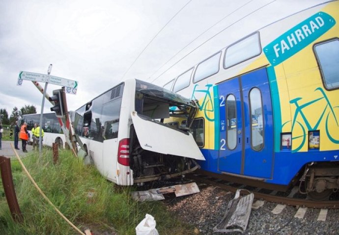 Školski autobus sa 60 učenika zaglavio na željezničkoj pruzi (VIDEO)