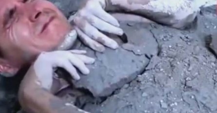JAKO GLUPA ODLUKA: Odlučio se živ zabetonirati u kadi! (VIDEO) 