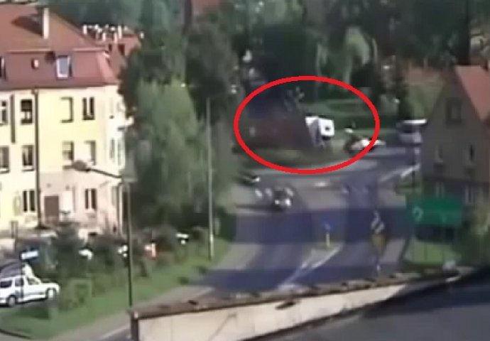 Ovaj čovjek je bukvalno preletio kružni tok sa kamionom! (VIDEO)