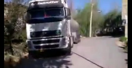 "Kad ovo mognete, javite se" :  Okrenuo kamion na nemogućoj lokaciji! (VIDEO)